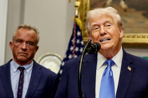 U.S. Secretary of Health and Human Services Robert F. Kennedy Jr. looks at U.S. President Donald Trump while he makes an announcement linking autism to childhood vaccines and to the use of popular pain medication Tylenol for pregnant women and children, claims which are not backed by decades of science, at the White House, in Washington, D.C., U.S., September 22, 2025. REUTERS/Kevin Lamarque ORG XMIT: LIVE