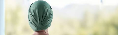 Incidência de câncer de vagina cresce no mundo; Brasil registra queda, a Back view of woman after chemotheraoy with Green headdress turban for Cervical cancer awareness month
( Foto: Nitcharee  / adobe stock ) DIREITOS RESERVADOS. NÃO PUBLICAR SEM AUTORIZAÇÃO DO DETENTOR DOS DIREITOS AUTORAIS E DE IMAGEM