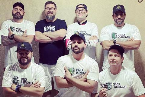 André Porciuncula (o primeiro em pé à direita na foto) com Eduardo Bolsonaro (agachado, ao centro) e outros aliados em foto postada em março de 2022
