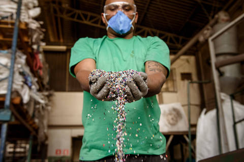 Reciclagem de Havaianas 
( Foto: Divulgação ) DIREITOS RESERVADOS. NÃO PUBLICAR SEM AUTORIZAÇÃO DO DETENTOR DOS DIREITOS AUTORAIS E DE IMAGEM