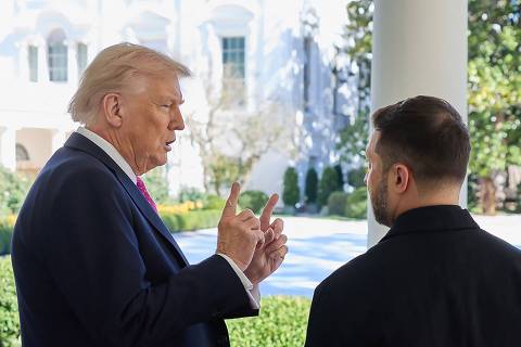 In this handout photograph taken on October 17, 2025 and released on October 18, 2025 by the Ukrainian presidential Press Service, US President Donald Trump (L) speaks with Ukraine's President Volodymyr Zelensky (R) at the White House in Washington, DC. Donald Trump told Ukraine's President Volodymyr Zelensky on October 17, 2025 to make a deal with Russia, pouring cold water on Kyiv's hopes for Tomahawk missiles as the US leader renews a push to settle the war. (Photo by Handout / UKRAINIAN PRESIDENTIAL PRESS SERVICE / AFP) / RESTRICTED TO EDITORIAL USE - MANDATORY CREDIT 