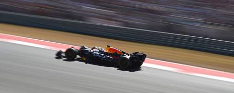 AUSTIN, TEXAS - OCTOBER 19: Max Verstappen of the Netherlands driving the (1) Oracle Red Bull Racing RB21 on track during the F1 Grand Prix of United States at Circuit of The Americas on October 19, 2025 in Austin, Texas.   Rudy Carezzevoli/Getty Images/AFP (Photo by Rudy Carezzevoli / GETTY IMAGES NORTH AMERICA / Getty Images via AFP)