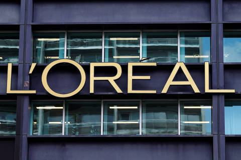 FILE PHOTO: The logo of French cosmetics Groupe L'Oreal is seen on the L'Oreal group's headquarters building in Clichy, near Paris, France, April 14, 2025. REUTERS/Stephanie Lecocq/File Photo ORG XMIT: FW1