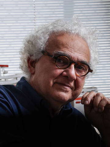 SÃO PAULO, SP, BRASIL, 17/10/2025: Retratos do escritor manauara Milton Hatoum, que voltou aos holofotes ao ser eleito para a Academia Brasileira de Letras e até com rumores de Nobel de Literatura. Ele lança 