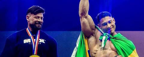 Fabrício Pacholok e Ramon Dino no palco do Mr. Olympia Brasil 2025