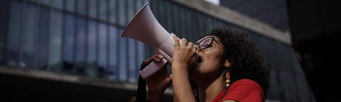 SÃO PAULO, SP, BRASIL - 08/03/2025 - Marcha pelo Dia Internacional da Mulher, na avenida Paulista. (Foto: Bruno Santos/ Folhapress, COTIDIANO)