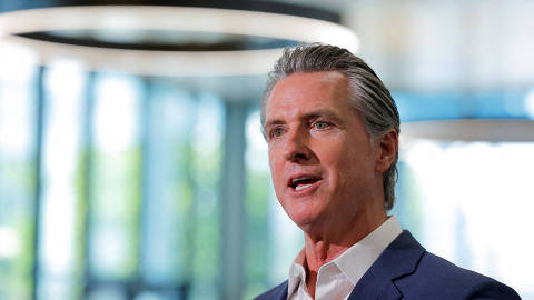 FILE PHOTO: California Governor Gavin Newsom attends a press conference about new legislation aimed at improving nutrition in schools across California, at Belvedere Middle School in Los Angeles, California, U.S. October 8, 2025. REUTERS/Mike Blake/File Photo ORG XMIT: FW1