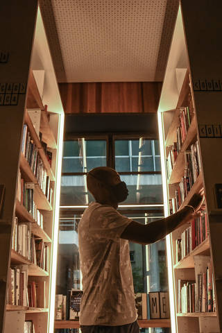 SÃO PAULO / SÃO PAULO / BRASIL -  10/12/20 - :00h - ESPECIAL CULTURA E PANDEMIA/ Protocolos na LIVRARIA MEGAFAUNA no centro de São Paulo  ( Foto: Karime Xavier / Folhapress) . ***EXCLUSIVO***Sup. Especiais